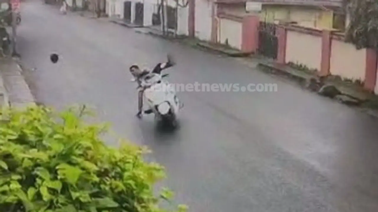 വീണ്ടും കേബിൾ കഴുത്തിൽ കുടുങ്ങി അപകടം: സ്കൂട്ടറിൽ നിന്ന് തെറിച്ച് വീണ് 20കാരന്റെ ഇടുപ്പെല്ല് തകർന്നു വീണ്ടും കേബിൾ കഴുത്തിൽ കുടുങ്ങി അപകടം: സ്കൂട്ടറിൽ നിന്ന് തെറിച്ച് വീണ് 20കാരന്റെ ഇടുപ്പെല്ല് തകർന്നു