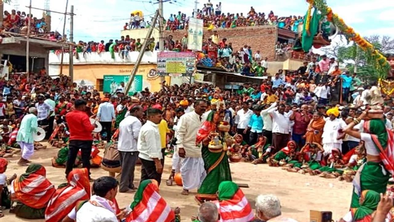 ಗದಗ: ಇಟಗಿಯಲ್ಲಿ ಜೋಗತಿಯರ ನೃತ್ಯ ಸಿಡಿ ಉತ್ಸವ..! ಗದಗ: ಇಟಗಿಯಲ್ಲಿ ಜೋಗತಿಯರ ನೃತ್ಯ ಸಿಡಿ ಉತ್ಸವ..!