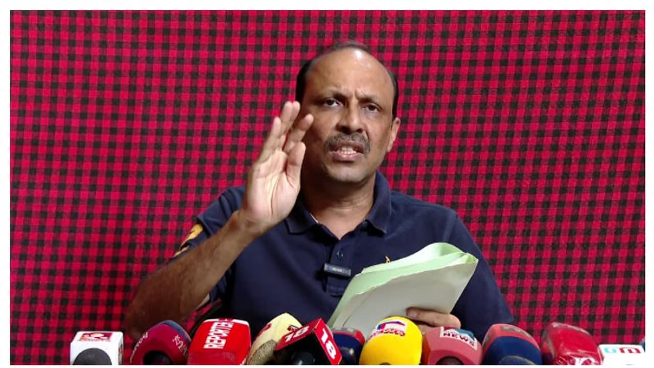 'രണ്ട് മുൻ ആഭ്യന്തര മന്ത്രിമാർ ഉമ്മൻ ചാണ്ടിയെ താഴെ ഇറക്കാൻ ആഗ്രഹിച്ചു, കത്ത് വിഎസിന് നൽകാൻ പറഞ്ഞു; നന്ദകുമാർ