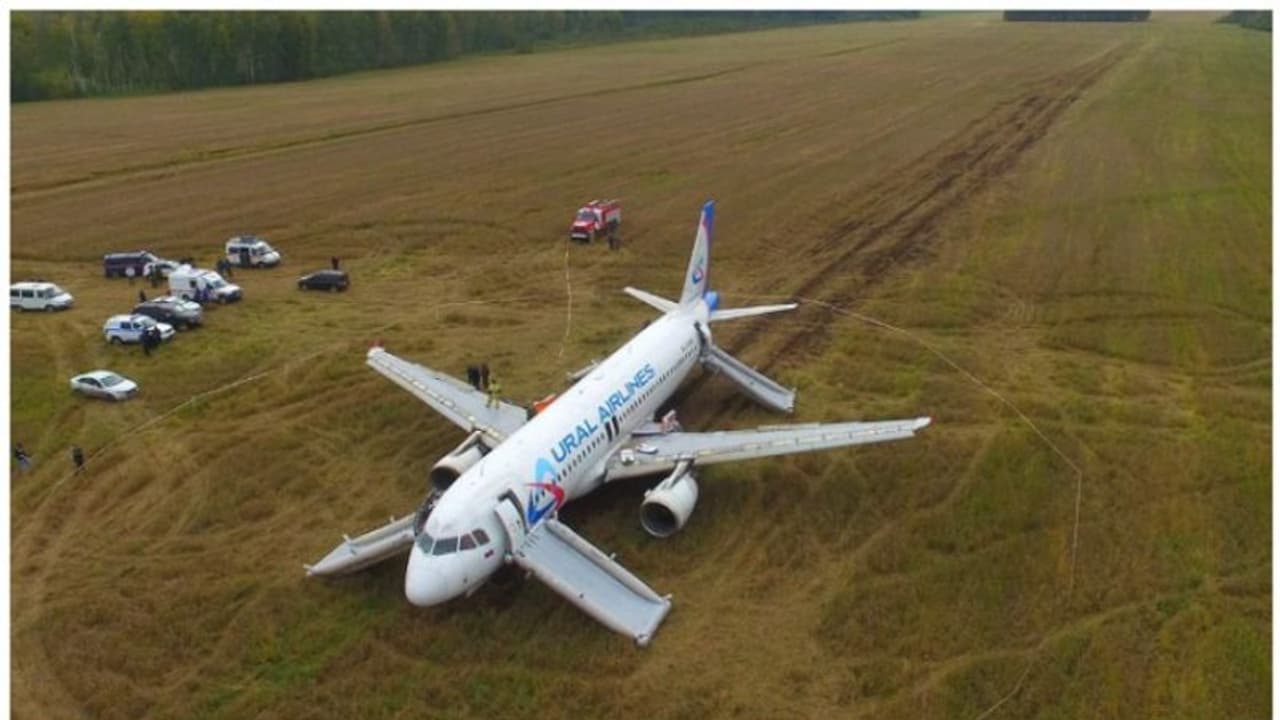 ഹൈഡ്രോളിക് തകരാര്‍; 170 യാത്രക്കാരുമായി പറന്നുയര്‍ന്ന റഷ്യന്‍ വിമാനം പാടത്ത് അടിയന്തരമായി പറന്നിറങ്ങി 