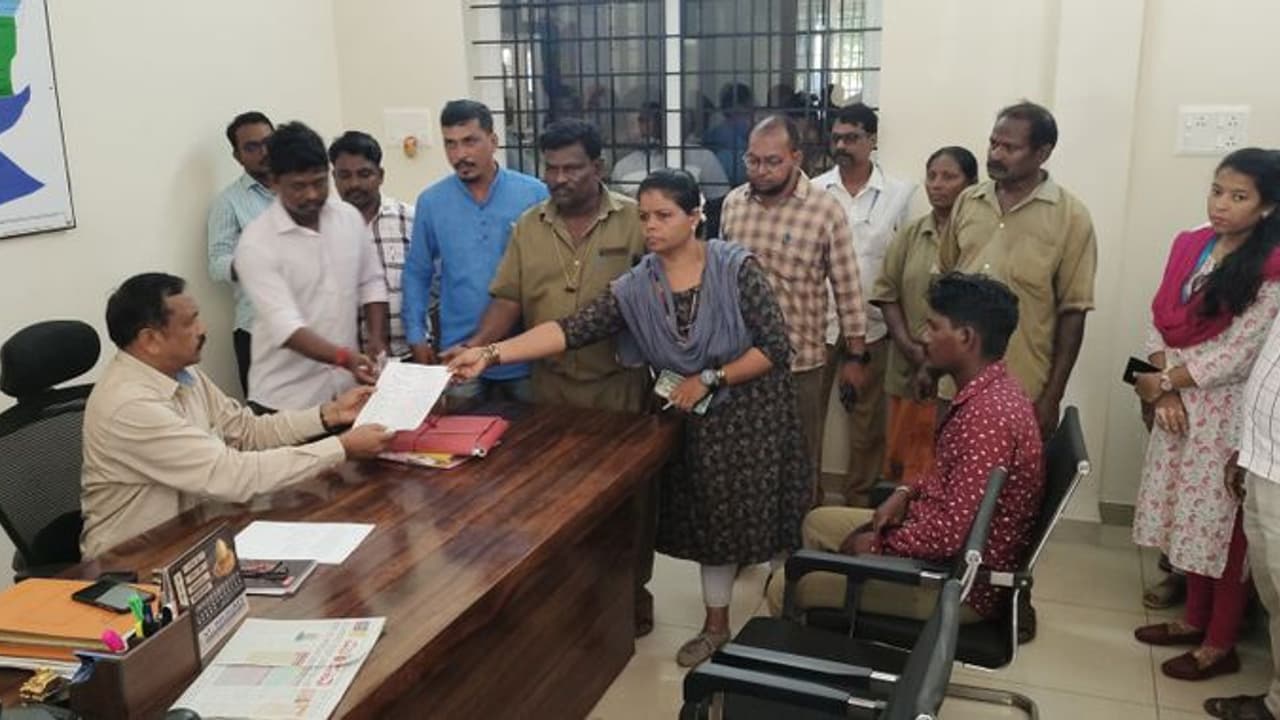 ಕಾರವಾರ: ರಸ್ತೆ ಮೇಲೆ ಕಸ ಎಸೆಯಬೇಡಿ ಎಂದಿದ್ದಕ್ಕೆ ಕಾರ್ಮಿಕರ ಮೇಲೆ ಹಲ್ಲೆ ಕಾರವಾರ: ರಸ್ತೆ ಮೇಲೆ ಕಸ ಎಸೆಯಬೇಡಿ ಎಂದಿದ್ದಕ್ಕೆ ಕಾರ್ಮಿಕರ ಮೇಲೆ ಹಲ್ಲೆ