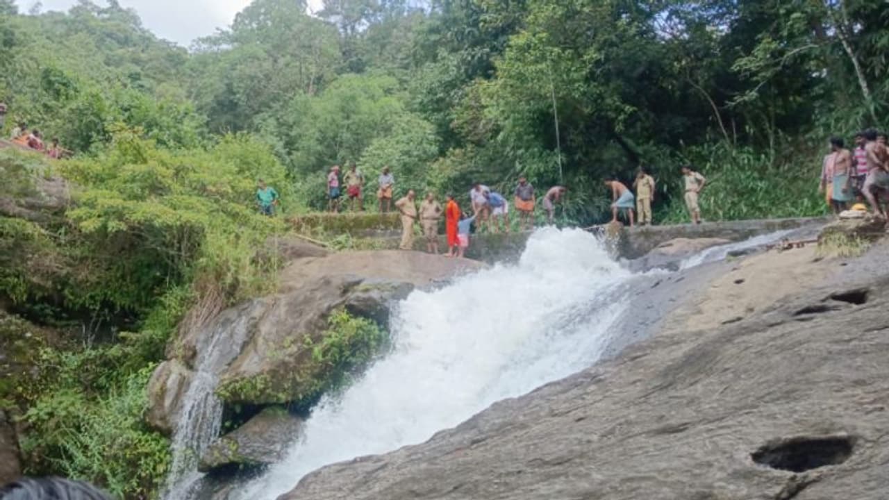 അമ്മാവന്കുത്ത് വെള്ളച്ചാട്ടത്തിലേക്ക് രണ്ടുപേര് കാല്വഴുതി വീണു; ഒരാളെ രക്ഷപ്പെടുത്തി, ഒരാൾക്കായി തിരച്ചിൽ അമ്മാവന്കുത്ത് വെള്ളച്ചാട്ടത്തിലേക്ക് രണ്ടുപേര് കാല്വഴുതി വീണു; ഒരാളെ രക്ഷപ്പെടുത്തി, ഒരാൾക്കായി തിരച്ചിൽ