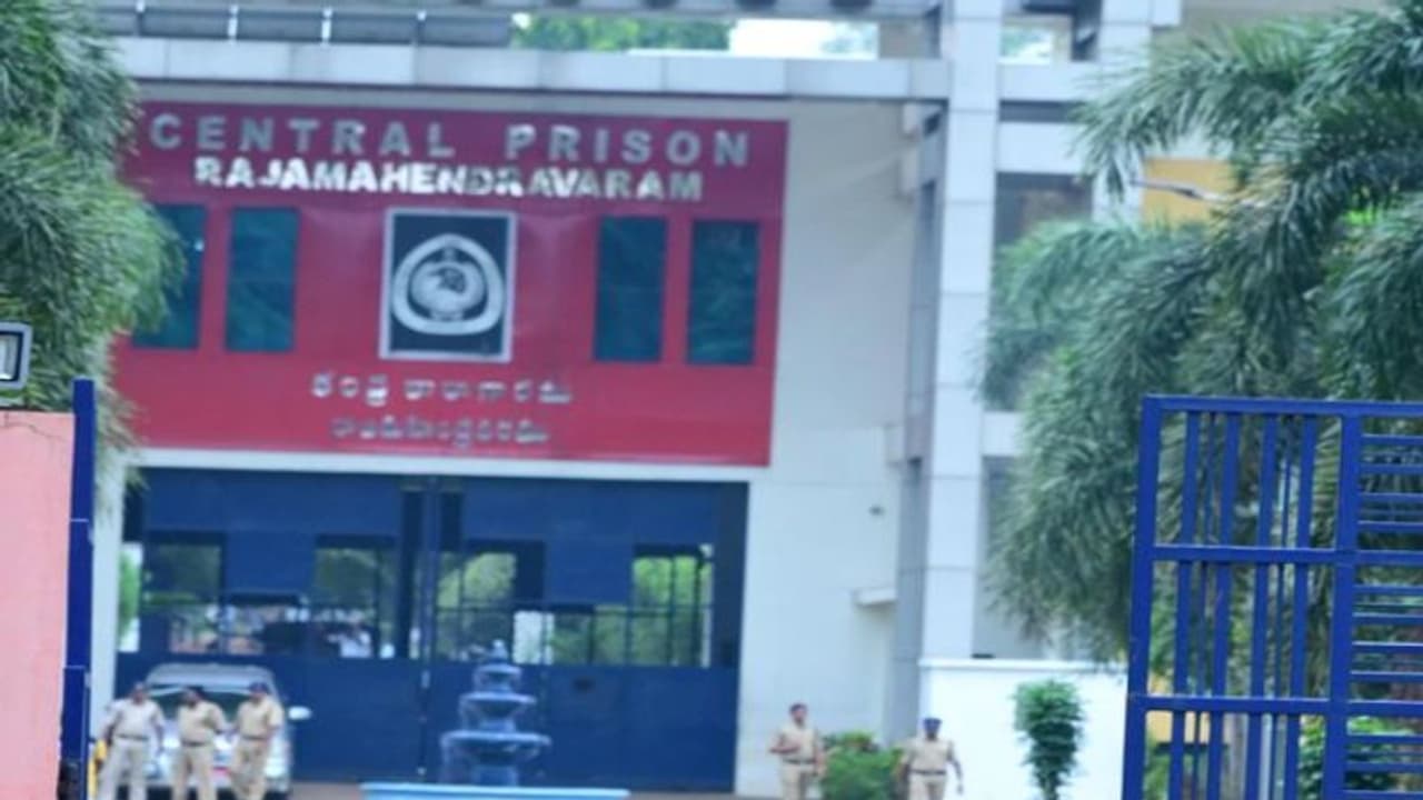రాజమండ్రి సెంట్రల్ జైలులోగా రిమాండ్ ఖైదీ ఉన్న వ్యక్తి మృతి.. జైళ్ల శాఖ రియాక్షన్ ఇదే.. రాజమండ్రి సెంట్రల్ జైలులోగా రిమాండ్ ఖైదీ ఉన్న వ్యక్తి మృతి.. జైళ్ల శాఖ రియాక్షన్ ఇదే..