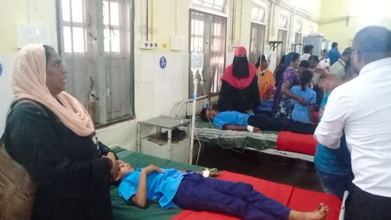 ಚಿತ್ರದುರ್ಗ: ಶೇಂಗಾ ಚಿಕ್ಕಿ ಸೇವಿಸಿ 25 ಮಕ್ಕಳು ಅಸ್ವಸ್ಥ ಚಿತ್ರದುರ್ಗ: ಶೇಂಗಾ ಚಿಕ್ಕಿ ಸೇವಿಸಿ 25 ಮಕ್ಕಳು ಅಸ್ವಸ್ಥ