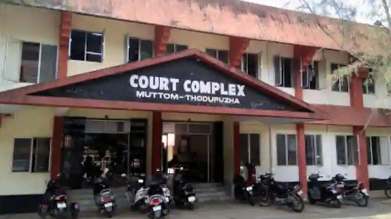 കുടുംബ കോടതിയില് യുവതിക്ക് ഭര്ത്താവിന്റെ മർദ്ദനം; 'അക്രമം വിവാഹമോചനത്തിന് സമ്മതമല്ലെന്ന് അറിയിച്ചതോടെ' കുടുംബ കോടതിയില് യുവതിക്ക് ഭര്ത്താവിന്റെ മർദ്ദനം; 'അക്രമം വിവാഹമോചനത്തിന് സമ്മതമല്ലെന്ന് അറിയിച്ചതോടെ'