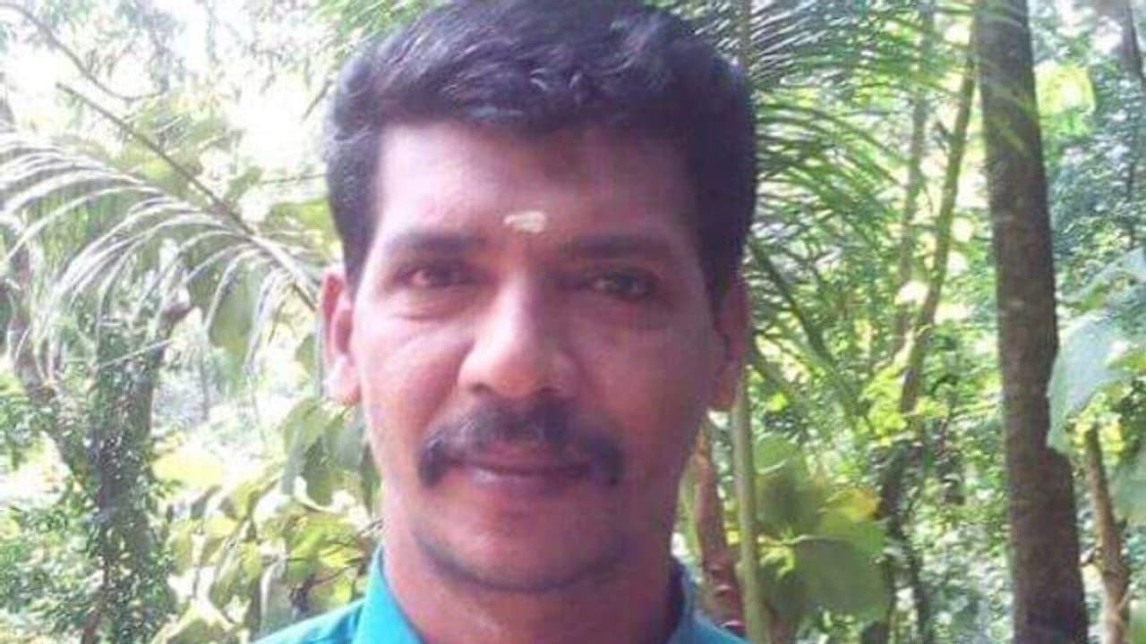 മദ്യപാനത്തിനിടെ യുവാവ് കെട്ടിടത്തിൽ നിന്ന് വീണു മരിച്ചു; കൊലപാതകമെന്ന് സംശയം, 3 സുഹൃത്തുക്കള് കസ്റ്റഡിയില് മദ്യപാനത്തിനിടെ യുവാവ് കെട്ടിടത്തിൽ നിന്ന് വീണു മരിച്ചു; കൊലപാതകമെന്ന് സംശയം, 3 സുഹൃത്തുക്കള് കസ്റ്റഡിയില്