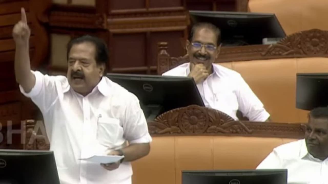 നനഞ്ഞിട്ടാണോ മുഖ്യമന്ത്രി വിഴുപ്പ് ചുമക്കുന്നത് , മദ്യകമ്പനിക്ക് അനുമതി നല്കിയതില് അഴിമതിയെന്ന് ചെന്നിത്തല നനഞ്ഞിട്ടാണോ മുഖ്യമന്ത്രി വിഴുപ്പ് ചുമക്കുന്നത് , മദ്യകമ്പനിക്ക് അനുമതി നല്കിയതില് അഴിമതിയെന്ന് ചെന്നിത്തല