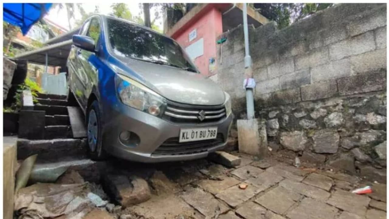 ഗൂഗിള് മാപ്പ് വഴികാണിച്ചത് പടിക്കെട്ടുകളിലൂടെ! വിനോദ സഞ്ചാരികളുടെ കാര് തിരിച്ചുകയറ്റാന് ക്രെയിന് എത്തിച്ചു ഗൂഗിള് മാപ്പ് വഴികാണിച്ചത് പടിക്കെട്ടുകളിലൂടെ! വിനോദ സഞ്ചാരികളുടെ കാര് തിരിച്ചുകയറ്റാന് ക്രെയിന് എത്തിച്ചു