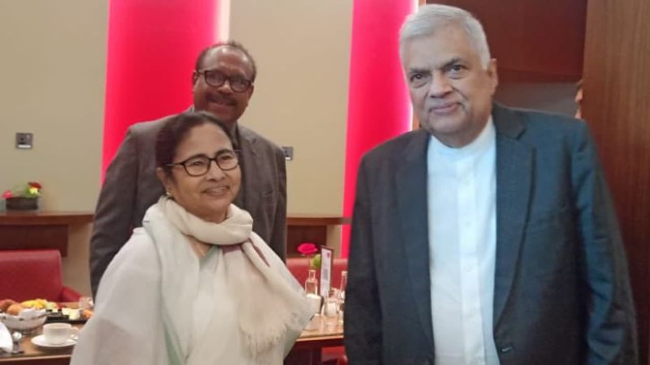 നിങ്ങള് 'ഇന്ത്യ'യെ നയിക്കുമോയെന്ന് ശ്രീലങ്കന് പ്രസിഡന്റ്; പുഞ്ചിരിയോടെ മമത ബാനര്ജിയുടെ മറുപടിയിങ്ങനെ... നിങ്ങള് 'ഇന്ത്യ'യെ നയിക്കുമോയെന്ന് ശ്രീലങ്കന് പ്രസിഡന്റ്; പുഞ്ചിരിയോടെ മമത ബാനര്ജിയുടെ മറുപടിയിങ്ങനെ...