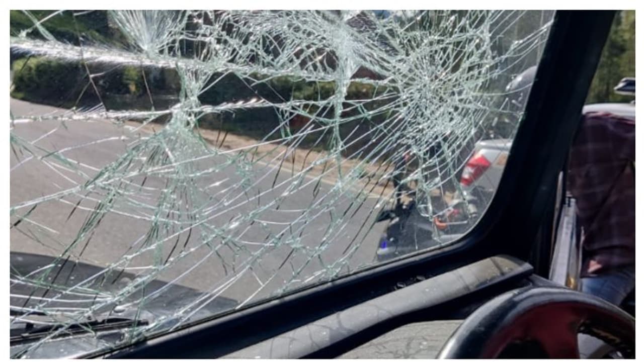 ബൈക്കിൽ പിന്നാലെ എത്തി തടഞ്ഞുനിർത്തി ജീപ്പിന്റെ ചില്ല് അടിച്ചു തകർത്തു! നാട്ടുകാർ പിടിച്ച് പൊലീസിലേൽപ്പിച്ചു ബൈക്കിൽ പിന്നാലെ എത്തി തടഞ്ഞുനിർത്തി ജീപ്പിന്റെ ചില്ല് അടിച്ചു തകർത്തു! നാട്ടുകാർ പിടിച്ച് പൊലീസിലേൽപ്പിച്ചു