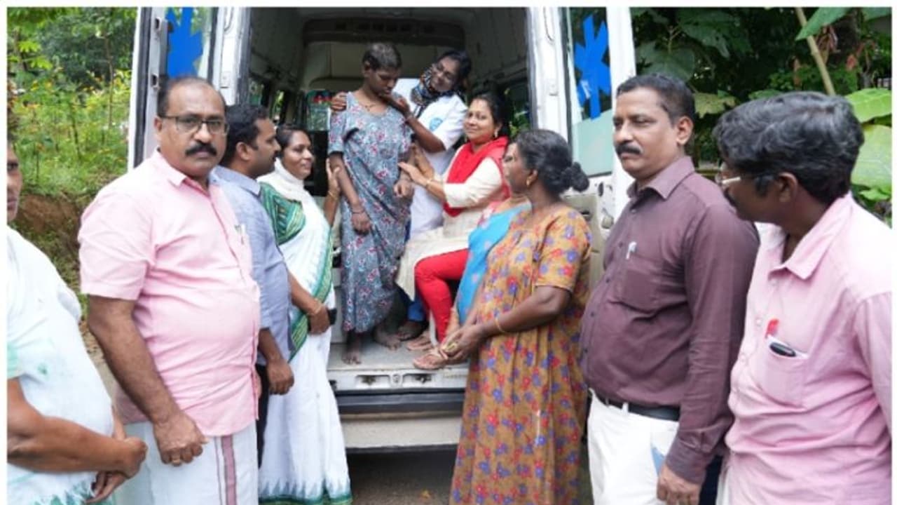 അമ്മ മരിച്ചു, ഉറ്റവരെല്ലാം കൈയൊഴിഞ്ഞു; വൈകല്യങ്ങളുമായി ജീവിതം തള്ളിനീക്കിയ രാജി ഇനി ഗാന്ധിഭവന്റെ തണലില് അമ്മ മരിച്ചു, ഉറ്റവരെല്ലാം കൈയൊഴിഞ്ഞു; വൈകല്യങ്ങളുമായി ജീവിതം തള്ളിനീക്കിയ രാജി ഇനി ഗാന്ധിഭവന്റെ തണലില്