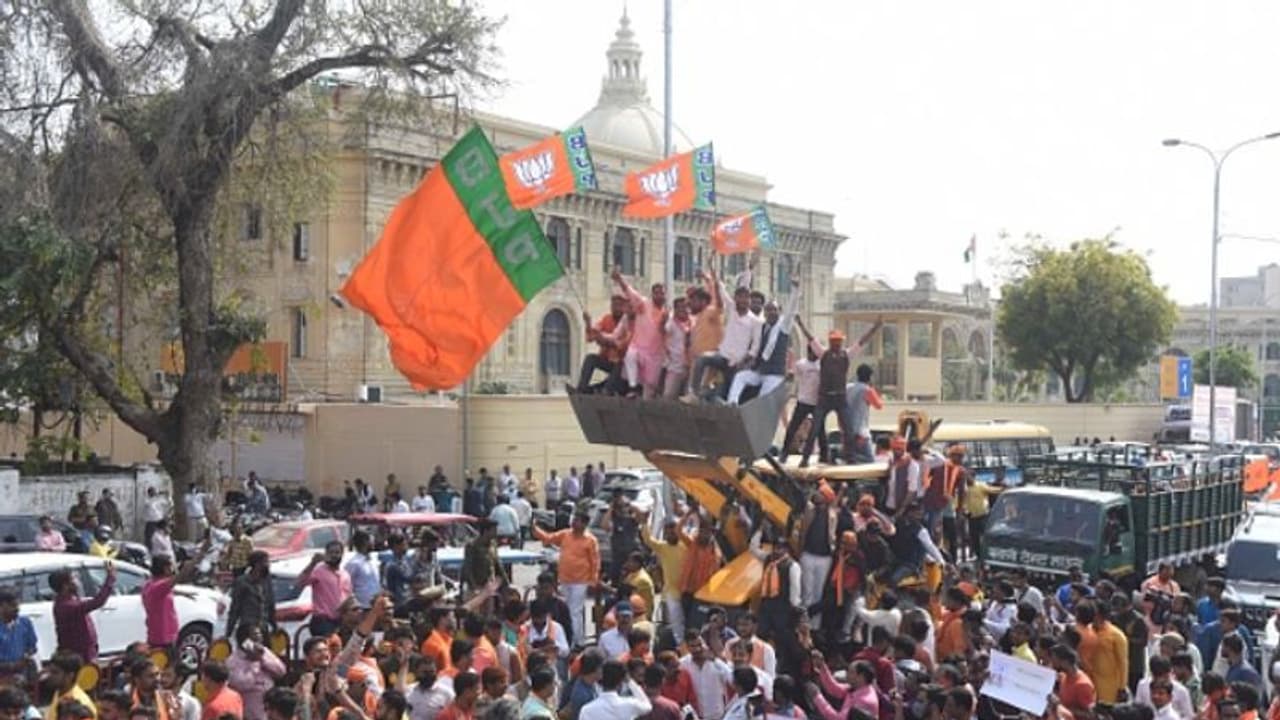 യുപി പിടിച്ചാല് ഇന്ത്യ പിടിക്കാം! ഈ സമവാക്യം തന്നെയോ 2024ലും; ഇരട്ട എഞ്ചിന് കരുത്തുമായി ബിജെപി യുപി പിടിച്ചാല് ഇന്ത്യ പിടിക്കാം! ഈ സമവാക്യം തന്നെയോ 2024ലും; ഇരട്ട എഞ്ചിന് കരുത്തുമായി ബിജെപി