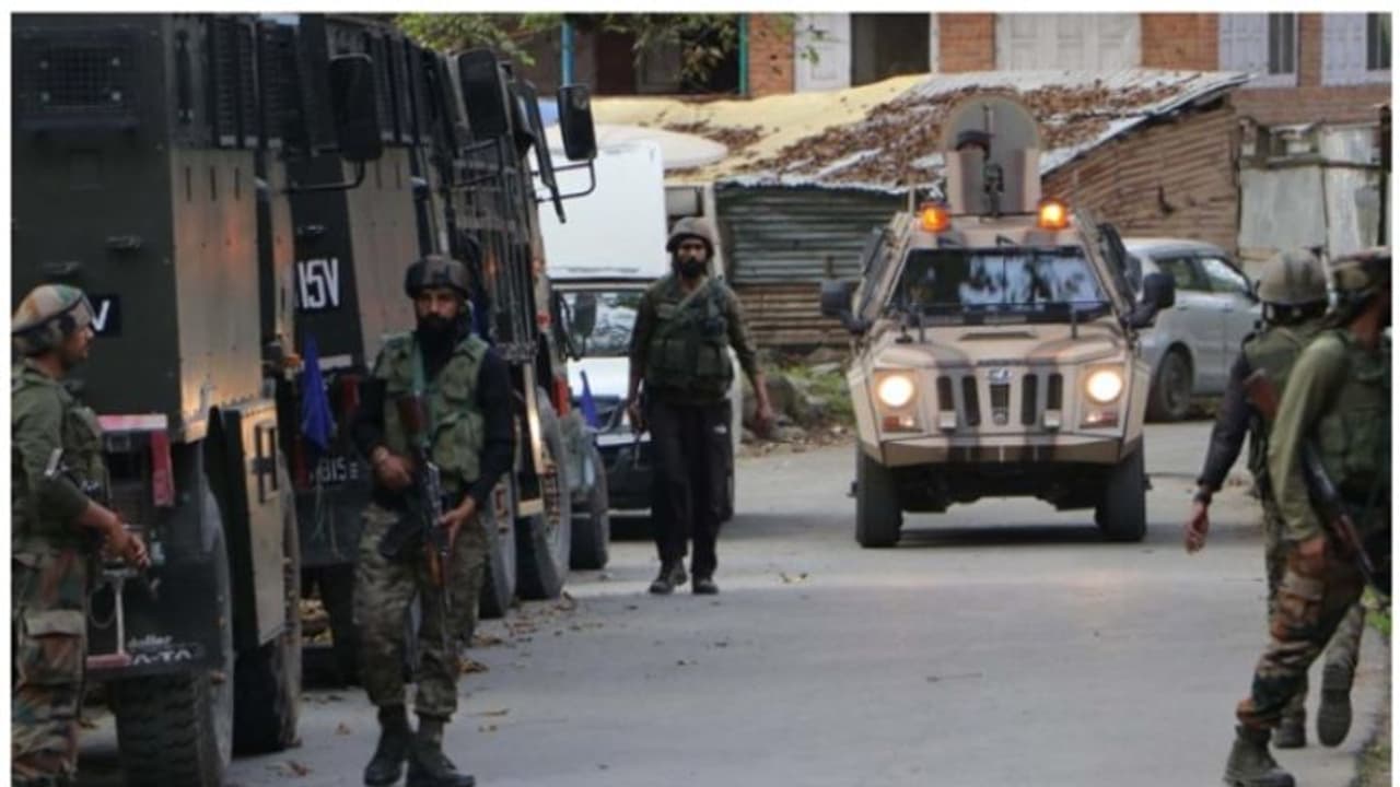 ಪೊಲೀಸ್ ಅಧಿಕಾರಿ ಮೇಲೆ ಉಗ್ರರ ಗುಂಡಿನ ದಾಳಿ, ಶ್ರೀನಗರದಲ್ಲಿ ಹೈಅಲರ್ಟ್! ಪೊಲೀಸ್ ಅಧಿಕಾರಿ ಮೇಲೆ ಉಗ್ರರ ಗುಂಡಿನ ದಾಳಿ, ಶ್ರೀನಗರದಲ್ಲಿ ಹೈಅಲರ್ಟ್!