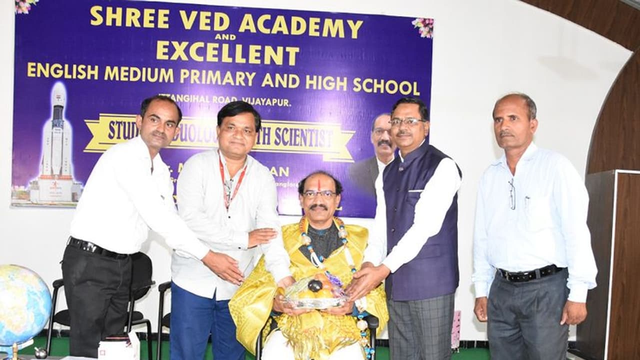 ವಿಜಯಪುರಕ್ಕೆ ಬಾಹ್ಯಾಕಾಶ ವಿಜ್ಞಾನಿ ಭೇಟಿ: ಶಾಲಾ ಮಕ್ಕಳೊಂದಿಗೆ ಸಂವಾದ ನಡೆಸಿದ ಶ್ರೀನಿವಾಸನ್