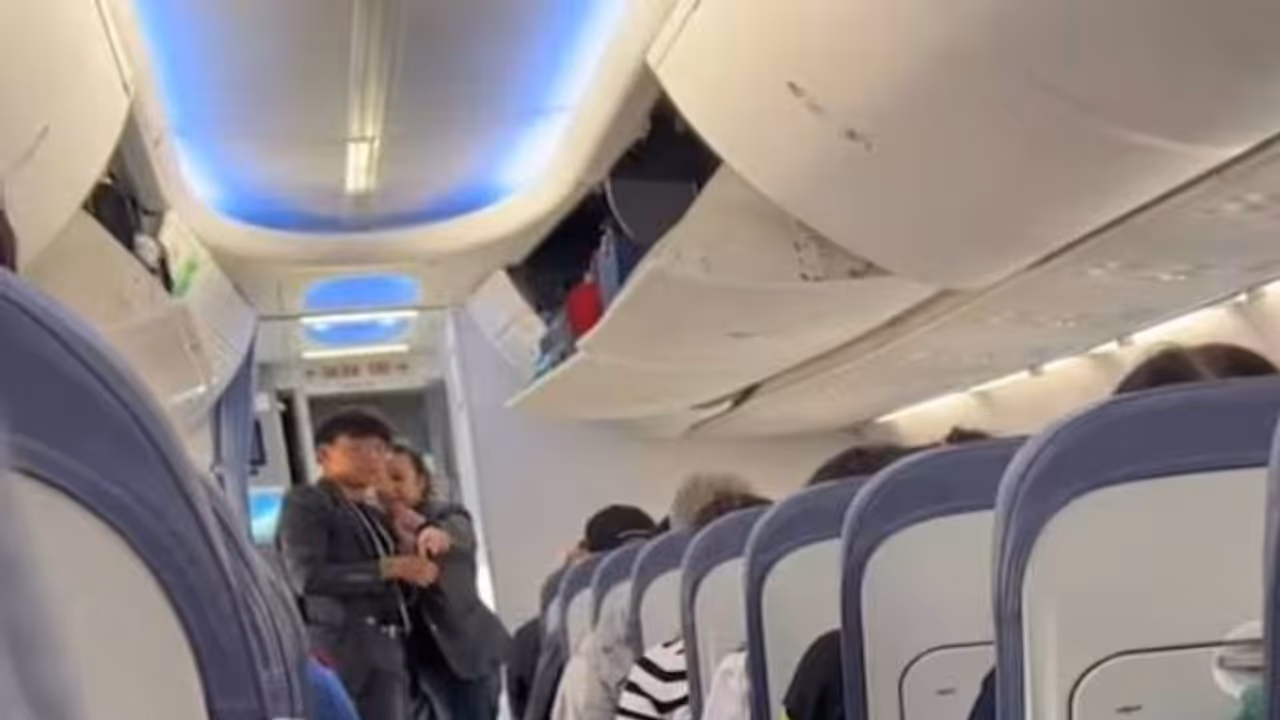 സാങ്കേതിക തകരാർ, 101 കാരിയെ ശിശുവാക്കി, വിമാനയാത്രയിൽ പുലിവാല് പിടിച്ച് പട്രീഷ്യ സാങ്കേതിക തകരാർ, 101 കാരിയെ ശിശുവാക്കി, വിമാനയാത്രയിൽ പുലിവാല് പിടിച്ച് പട്രീഷ്യ