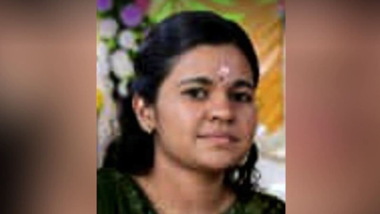വിദ്യാര്ഥിനി കഴുത്തറുത്ത് മരിച്ച നിലയില്; ആത്മഹത്യ കുറിപ്പ് കണ്ടെത്തിയെന്ന് പൊലീസ് വിദ്യാര്ഥിനി കഴുത്തറുത്ത് മരിച്ച നിലയില്; ആത്മഹത്യ കുറിപ്പ് കണ്ടെത്തിയെന്ന് പൊലീസ്