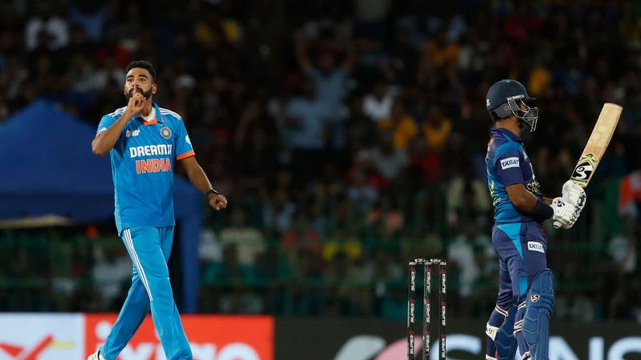 ஹாட்ரிக்கை தவறவிட்டு ஒரே ஓவரில் 4 விக்கெட் கைப்பற்றி சாதனை படைத்த முகமது சிராஜ்! ஹாட்ரிக்கை தவறவிட்டு ஒரே ஓவரில் 4 விக்கெட் கைப்பற்றி சாதனை படைத்த முகமது சிராஜ்!