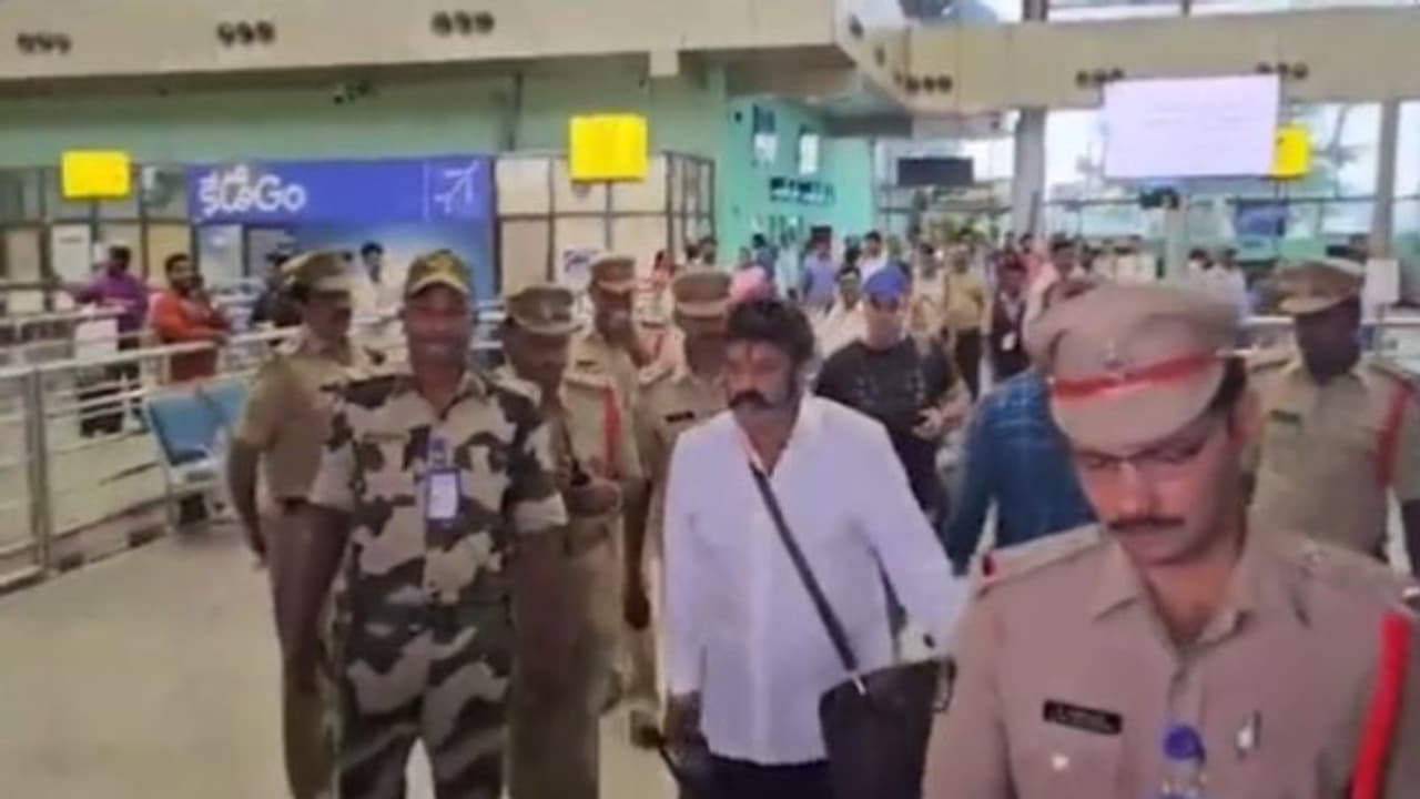 రాజమండ్రికి బాలకృష్ణ.. కాసేపట్లో చేరుకోనున్న పవన్.. మధ్యాహ్నం 12 గంటలకు చంద్రబాబుతో ములాఖత్ రాజమండ్రికి బాలకృష్ణ.. కాసేపట్లో చేరుకోనున్న పవన్.. మధ్యాహ్నం 12 గంటలకు చంద్రబాబుతో ములాఖత్