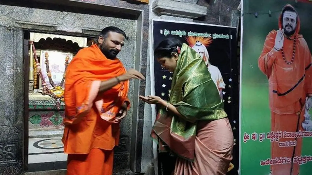 ಬಿಜೆಪಿ ಟಿಕೆಟ್ ಡೀಲ್: ಮಠದಲ್ಲೇ ನಡೆದಿತ್ತೇ ಕೋಟಿ ಕೋಟಿ ವಂಚನೆಯ ಮಾತುಕತೆ? ಬಿಜೆಪಿ ಟಿಕೆಟ್ ಡೀಲ್: ಮಠದಲ್ಲೇ ನಡೆದಿತ್ತೇ ಕೋಟಿ ಕೋಟಿ ವಂಚನೆಯ ಮಾತುಕತೆ?