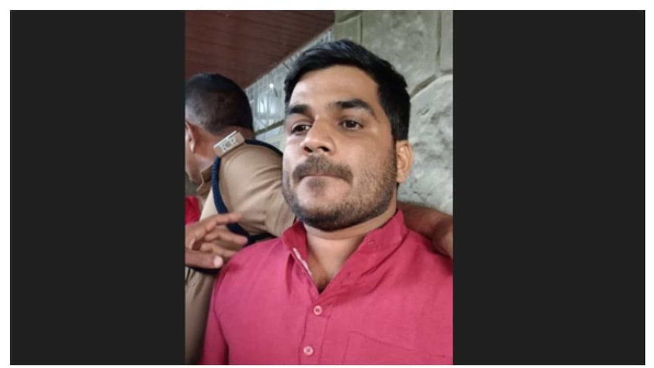 ഹോം മെയ്ഡ് ഉൽപ്പന്നങ്ങൾ കയറ്റുമതി ചെയ്യാമെന്ന് പറഞ്ഞ് കുടുംബശ്രീ അംഗങ്ങളുടെ പണം തട്ടി; പ്രതി പിടിയില് ഹോം മെയ്ഡ് ഉൽപ്പന്നങ്ങൾ കയറ്റുമതി ചെയ്യാമെന്ന് പറഞ്ഞ് കുടുംബശ്രീ അംഗങ്ങളുടെ പണം തട്ടി; പ്രതി പിടിയില്