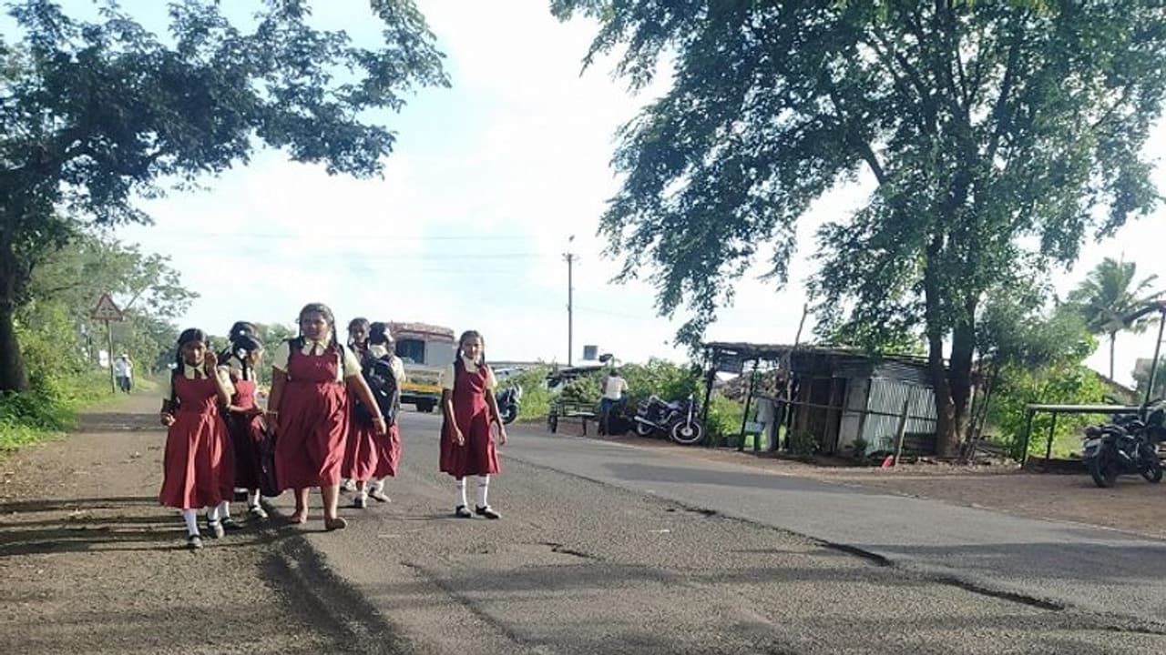 ವಿದ್ಯಾರ್ಥಿಗಳ ಭವಿಷ್ಯದ "ಶಕ್ತಿ" ಕಳೆದ ಯೋಜನೆ: ಬಸ್ಗಾಗಿ ಮಕ್ಕಳ ಪರದಾಟ..! ವಿದ್ಯಾರ್ಥಿಗಳ ಭವಿಷ್ಯದ "ಶಕ್ತಿ" ಕಳೆದ ಯೋಜನೆ: ಬಸ್ಗಾಗಿ ಮಕ್ಕಳ ಪರದಾಟ..!