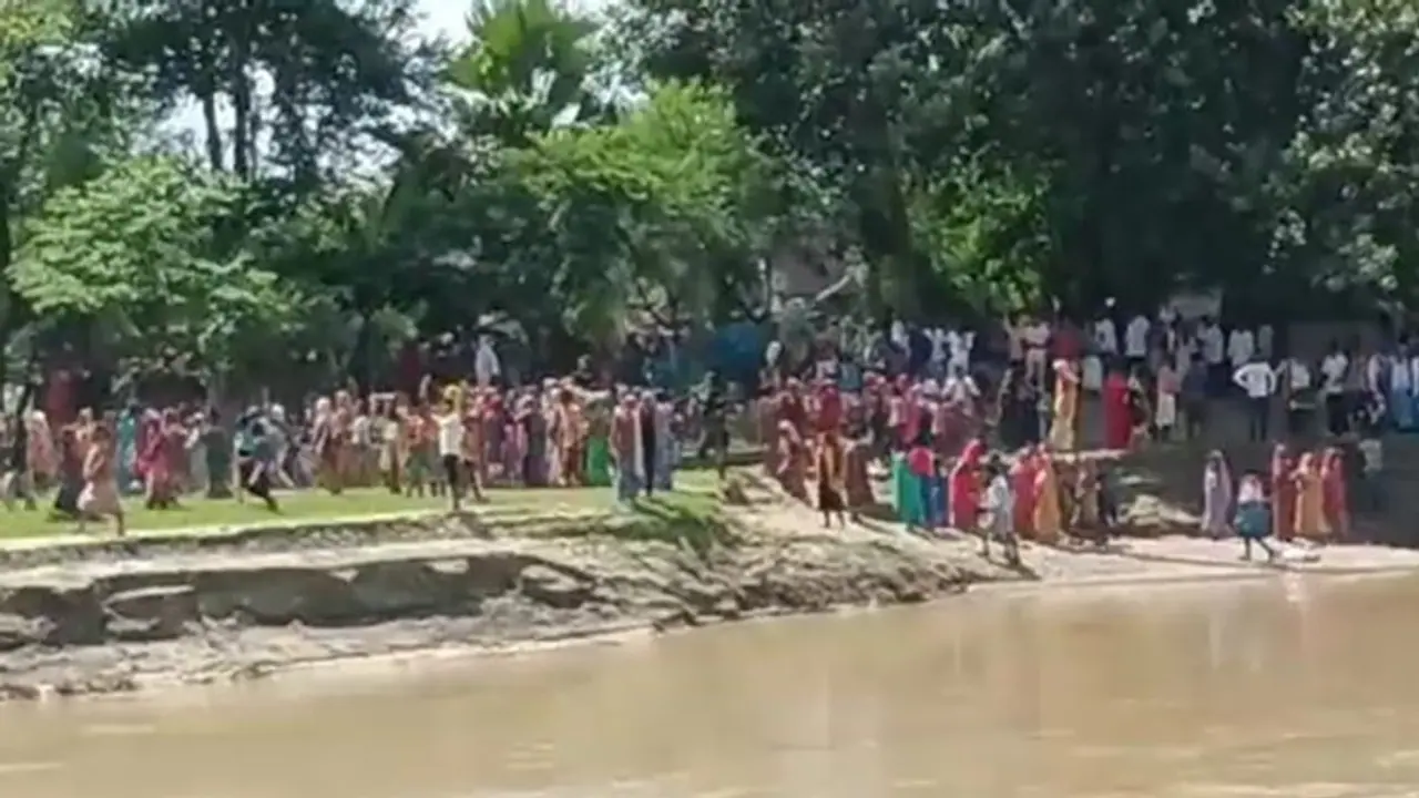 முசாஃபர்பூர் படகு விபத்து: 20 குழந்தைகள் மீட்பு! முசாஃபர்பூர் படகு விபத்து: 20 குழந்தைகள் மீட்பு!