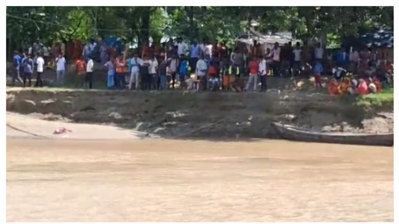 ബിഹാറില് സ്കൂള് വിദ്യാര്ത്ഥികളുമായി പോയ ബോട്ട് മറിഞ്ഞു, 18 കുട്ടികളെ കാണാതായി ബിഹാറില് സ്കൂള് വിദ്യാര്ത്ഥികളുമായി പോയ ബോട്ട് മറിഞ്ഞു, 18 കുട്ടികളെ കാണാതായി