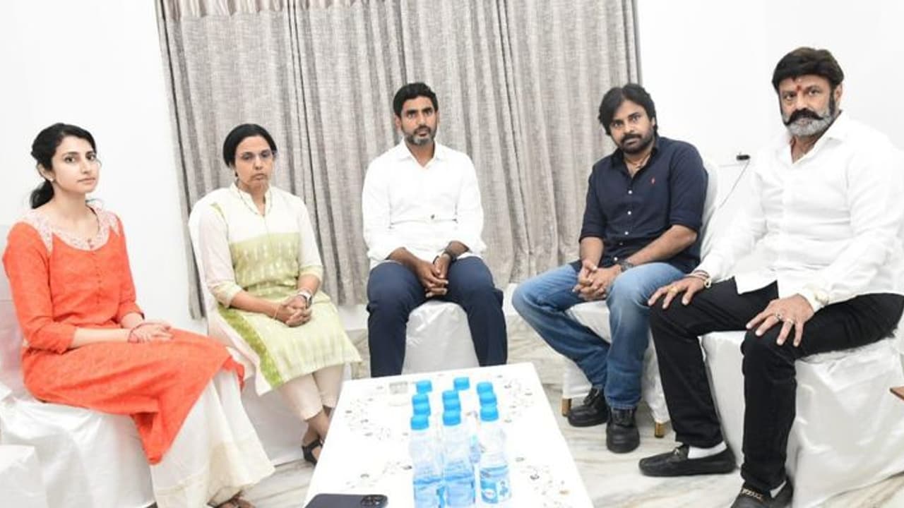 చంద్రబాబు బాగానే ఉన్నారు.. ఆందోళన చెందవద్దు భువనేశ్వరికి ధైర్యం చెప్పిన పవన్ కల్యాణ్.. చంద్రబాబు బాగానే ఉన్నారు.. ఆందోళన చెందవద్దు భువనేశ్వరికి ధైర్యం చెప్పిన పవన్ కల్యాణ్..