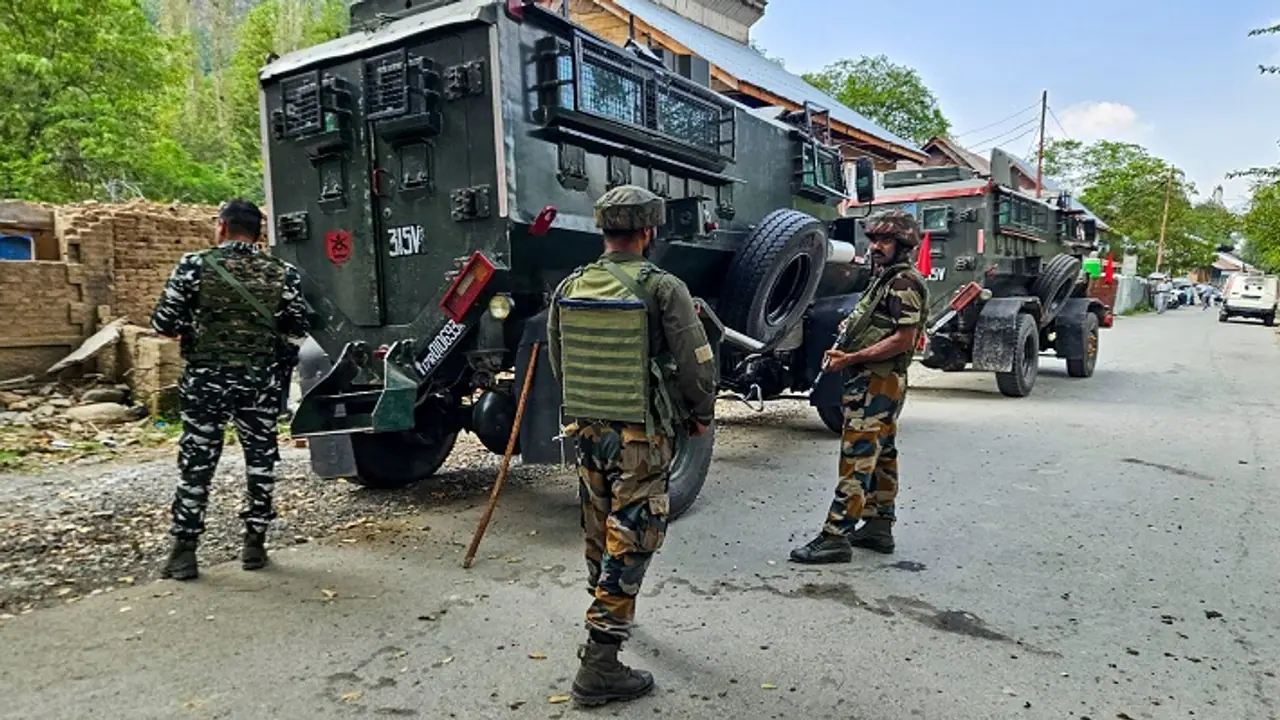 2 Army Jawans abducted by militants in Anantnag, J&K; one escapes; search ops launched 2 Army Jawans abducted by militants in Anantnag, J&K; one escapes; search ops launched