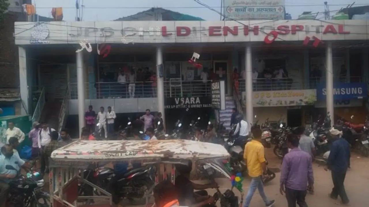 Shocking: ऑक्सीजन सिलेंडर बना काल, सड़क पर फैल गया इंसानों के मांस