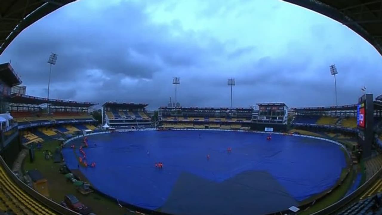 ടോസ് ഇടാന് പോലുമായില്ല, ഏഷ്യാ കപ്പിൽ പാക്കിസ്ഥാന്റെ ഫൈനൽ പ്രതീക്ഷകൾ വെള്ളത്തിൽ; കൊളംബോയിൽ കനത്ത മഴ തുടരുന്നു ടോസ് ഇടാന് പോലുമായില്ല, ഏഷ്യാ കപ്പിൽ പാക്കിസ്ഥാന്റെ ഫൈനൽ പ്രതീക്ഷകൾ വെള്ളത്തിൽ; കൊളംബോയിൽ കനത്ത മഴ തുടരുന്നു