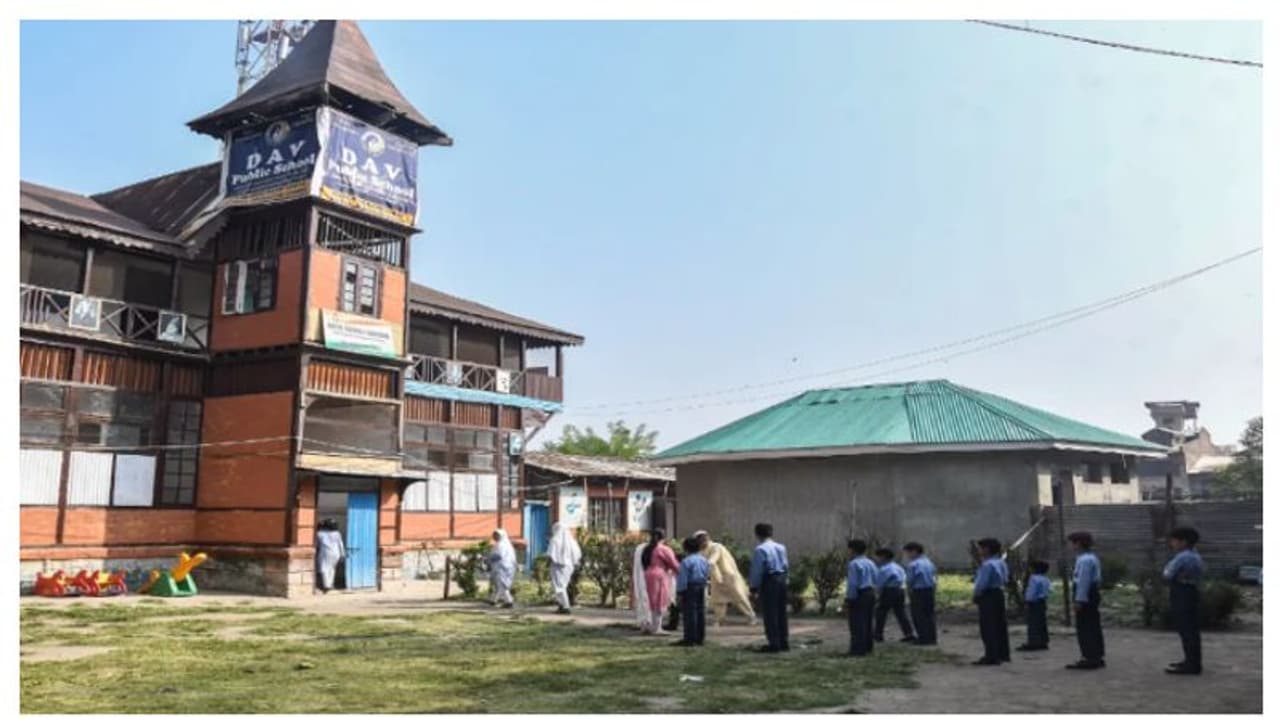 ശ്രീനഗറിലെ ഏറ്റവും പഴക്കമുള്ള സ്കൂള്‍; 35 വര്‍ഷത്തിന് ശേഷം വീണ്ടും തുറന്ന് ദയാനന്ദ് ആര്യ വിദ്യാലയ 