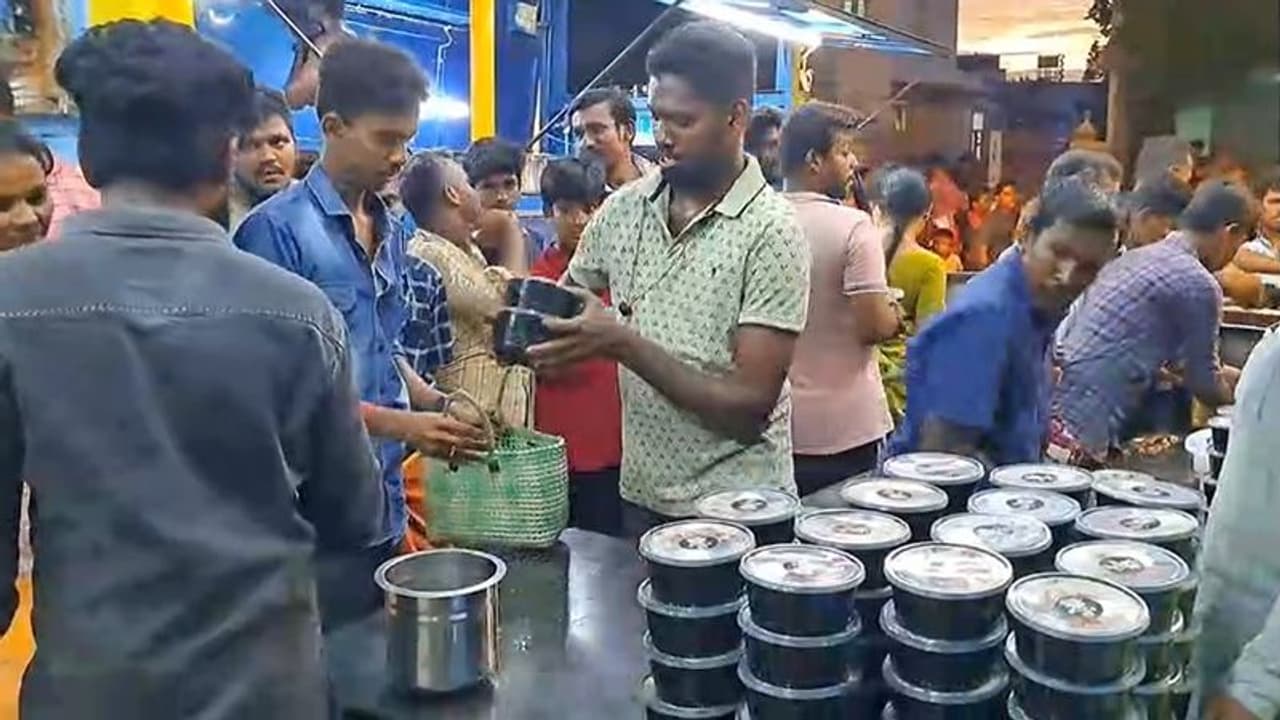 சலுகை விலையில் வழங்கப்பட்ட பள்ளிப்பாளையம் சிக்கன் பிரியாணி ஏமாற்றத்துடன் திரும்பிய மக்கள் சலுகை விலையில் வழங்கப்பட்ட பள்ளிப்பாளையம் சிக்கன் பிரியாணி ஏமாற்றத்துடன் திரும்பிய மக்கள்