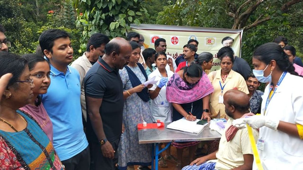 வால்பாறை மலை கிராமத்தில் 14 கி.மீ. நடந்தே சென்று ஆய்வு செய்த அமைச்சர் சுப்பிரமணியன் வால்பாறை மலை கிராமத்தில் 14 கி.மீ. நடந்தே சென்று ஆய்வு செய்த அமைச்சர் சுப்பிரமணியன்