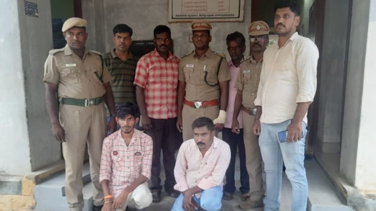 ബൈക്കിൽ മലയാളിയടക്കം രണ്ടുപേർ, ബാഗ് നോക്കിയപ്പോൾ കഞ്ചാവല്ല, ലഹരിയുമല്ല! ലക്ഷങ്ങൾ വിലയുള്ള മറ്റൊന്ന്!