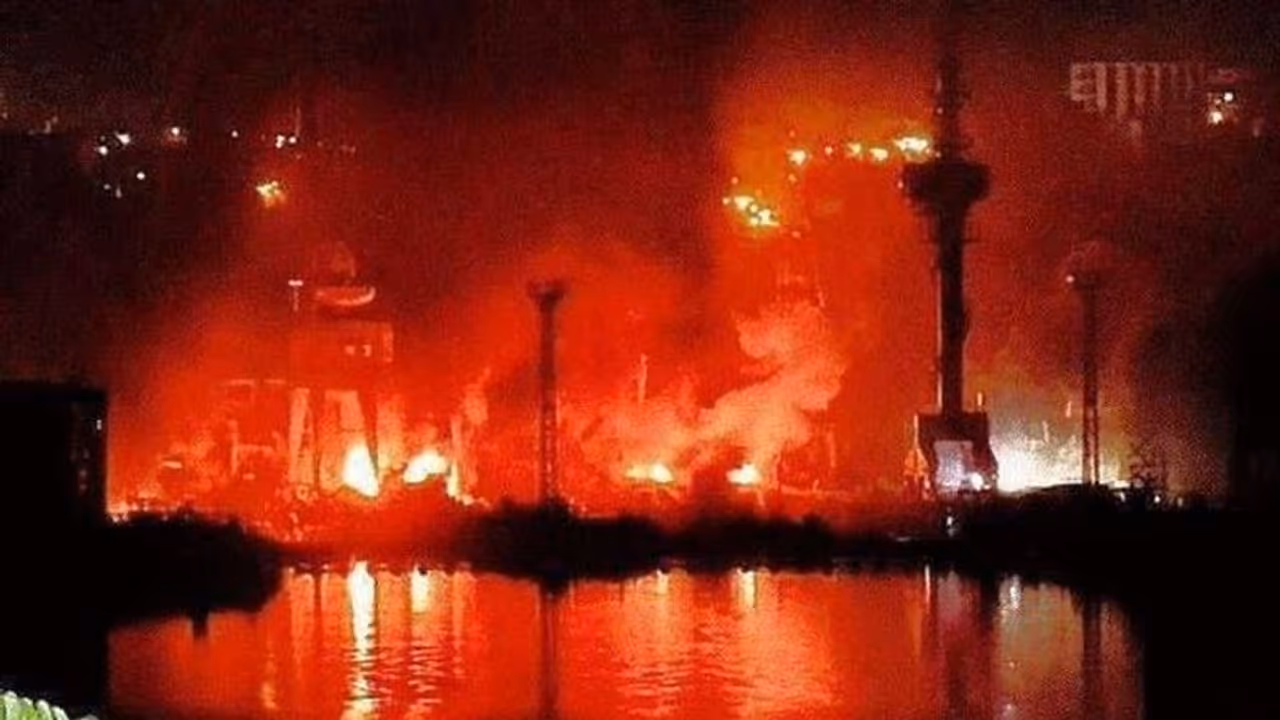 Ukraine uses British missiles to wreck Russian submarine, warship (WATCH) Ukraine uses British missiles to wreck Russian submarine, warship (WATCH)