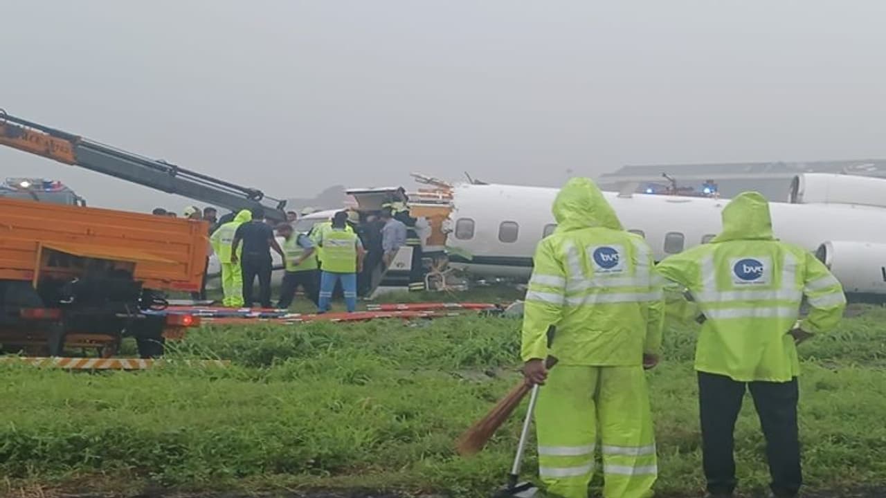 மும்பை விமான நிலையத்தில் விபத்துக்குள்ளான தனியார் விமானம்: 8 பேர் காயம்!