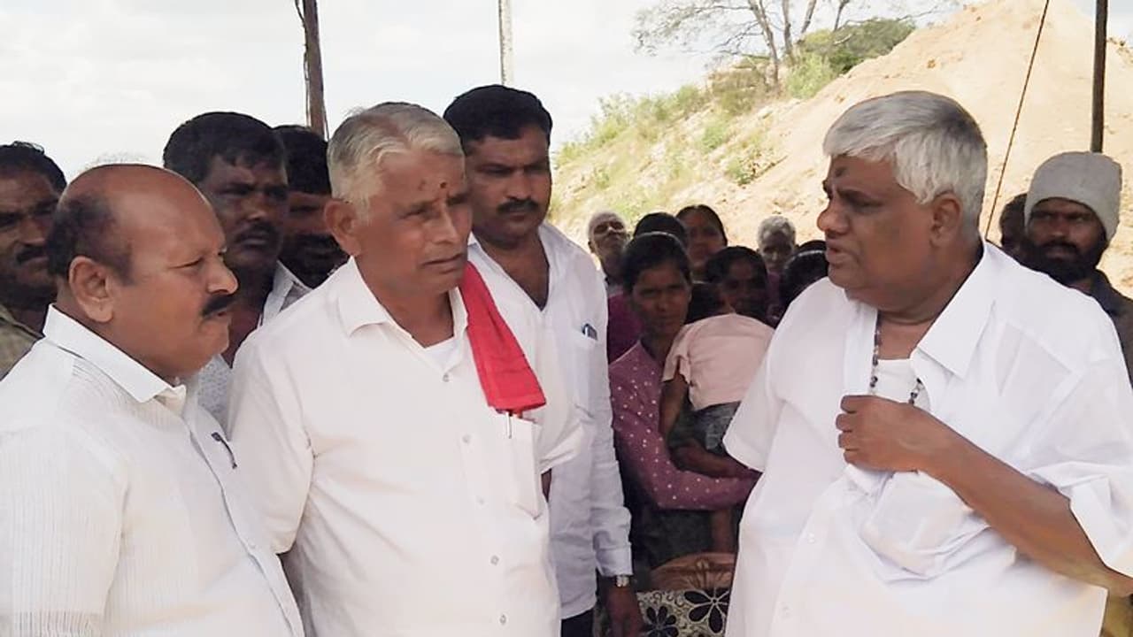 ಎತ್ತಿನಹೊಳೆ ಕಾಮಗಾರಿಯಿಂದ ಮನೆಗಳಲ್ಲಿ ಬಿರುಕು: ಶಾಸಕ ರೇವಣ್ಣ ಕಿಡಿ ಎತ್ತಿನಹೊಳೆ ಕಾಮಗಾರಿಯಿಂದ ಮನೆಗಳಲ್ಲಿ ಬಿರುಕು: ಶಾಸಕ ರೇವಣ್ಣ ಕಿಡಿ