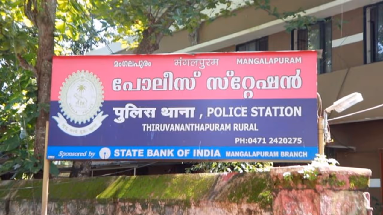 എസ്ഐയെ കുരുക്കാൻ മോഷണക്കേസ് പ്രതിയെ സെല്ലിൽ നിന്നും തുറന്നു വിട്ട് എസ്എച്ച്ഒ, തെളിവായി സിസിടിവി ദൃശ്യങ്ങൾ 