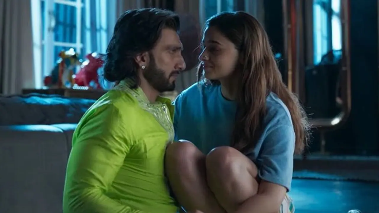 Rocky Aur Rani Kii Prem Kahaani: Witness Ranveer Singh, Alia Bhatt's endearing romance in THIS scene Rocky Aur Rani Kii Prem Kahaani: Witness Ranveer Singh, Alia Bhatt's endearing romance in THIS scene