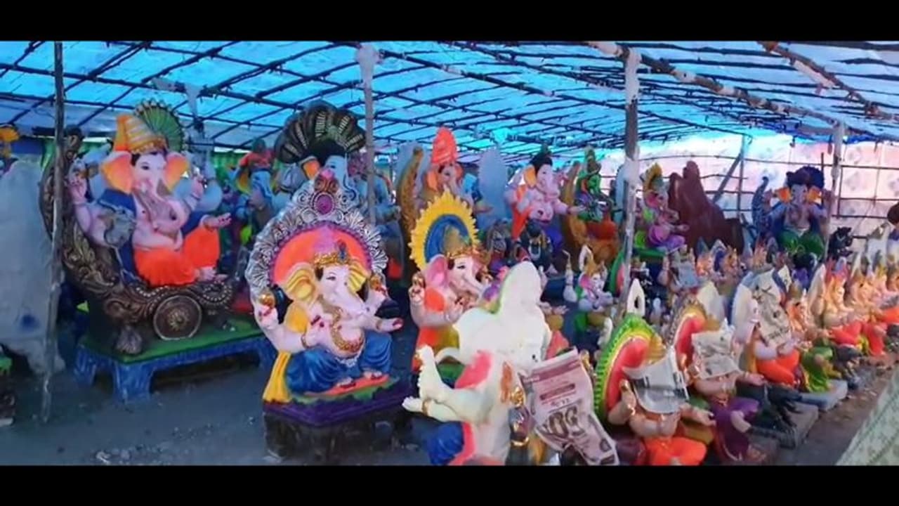 விதிகளை மீறி தயாரிக்கப்பட்ட விநாயகர் சிலைகளுக்கு சீல்; இந்து அமைப்பினர் வாக்குவாதம்