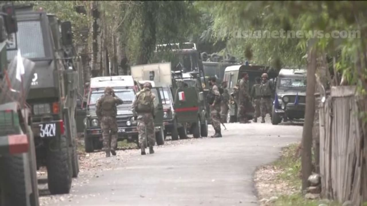 കശ്മീരിലെ അനന്ത്നാഗിൽ ജവാനെ കാണാതായി; 2 ഭീകരരെ വളഞ്ഞതായി സൈന്യം കശ്മീരിലെ അനന്ത്നാഗിൽ ജവാനെ കാണാതായി; 2 ഭീകരരെ വളഞ്ഞതായി സൈന്യം