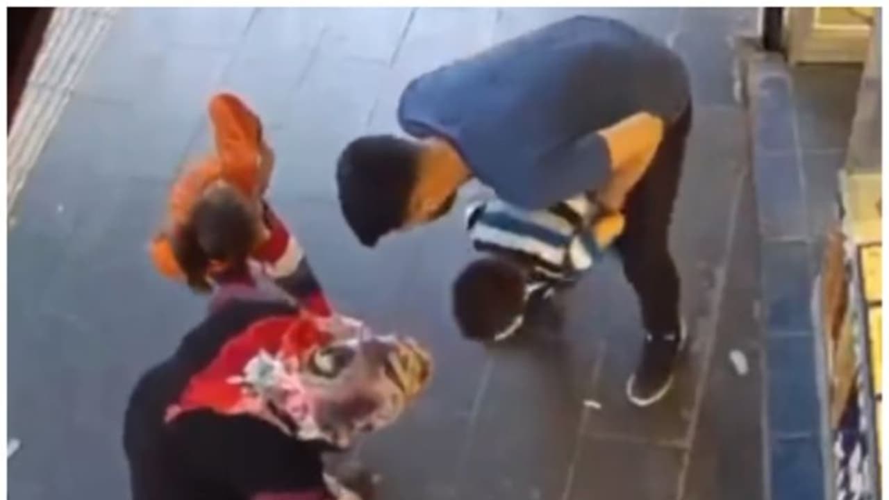 മിഠായി തൊണ്ടയിൽ കുടുങ്ങി ശ്വാസം മുട്ടിയ കുഞ്ഞിനെ അത്ഭുതകരമായി രക്ഷപ്പെടുത്തുന്ന അപരിചിതൻ; വീഡിയോ കാണാം ! മിഠായി തൊണ്ടയിൽ കുടുങ്ങി ശ്വാസം മുട്ടിയ കുഞ്ഞിനെ അത്ഭുതകരമായി രക്ഷപ്പെടുത്തുന്ന അപരിചിതൻ; വീഡിയോ കാണാം !