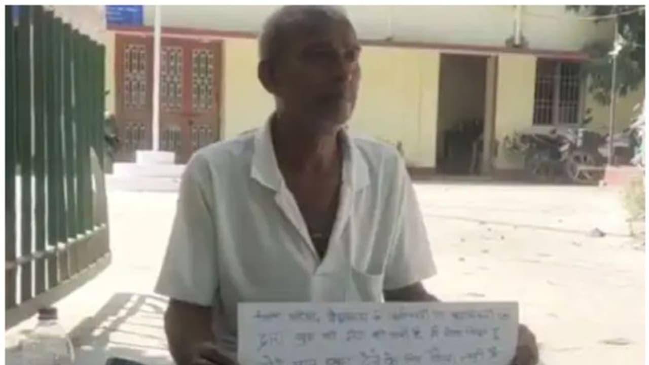 സർക്കാർ ഉദ്യോഗസ്ഥർക്ക് കൈക്കൂലി നൽകണം; തെരുവിൽ ഭിക്ഷയെടുത്ത് ഒരു വയോധികൻ ! സർക്കാർ ഉദ്യോഗസ്ഥർക്ക് കൈക്കൂലി നൽകണം; തെരുവിൽ ഭിക്ഷയെടുത്ത് ഒരു വയോധികൻ !