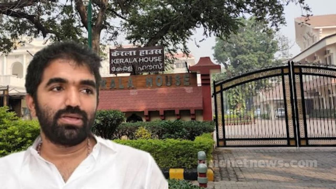 കേരളാ ഹൗസിന് മുന്നിലെ ചാണ്ടി ഉമ്മന്റെ ഫ്ലക്സ് മുഖ്യമന്ത്രി എത്തുന്നതിന് തൊട്ടുമുൻപ് നീക്കി കേരളാ ഹൗസിന് മുന്നിലെ ചാണ്ടി ഉമ്മന്റെ ഫ്ലക്സ് മുഖ്യമന്ത്രി എത്തുന്നതിന് തൊട്ടുമുൻപ് നീക്കി