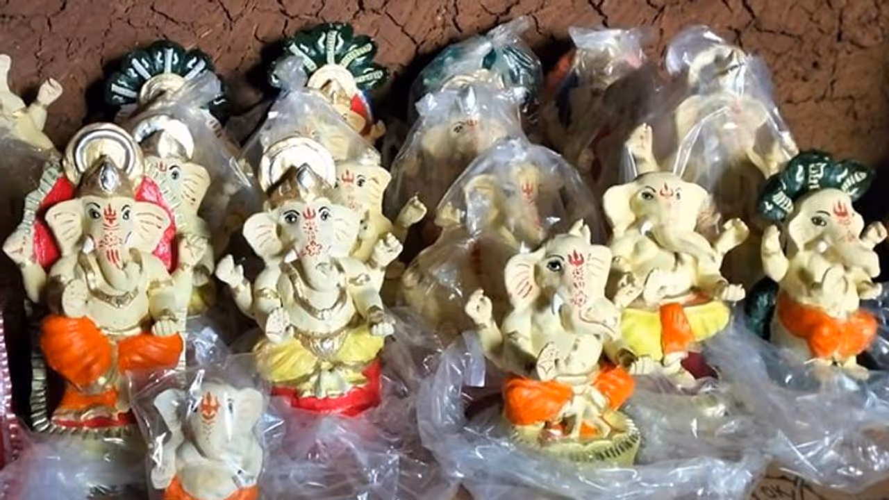 Ambikapur: Eco friendly Ganesha idols crafted by women SHGs in high demand Ambikapur: Eco friendly Ganesha idols crafted by women SHGs in high demand