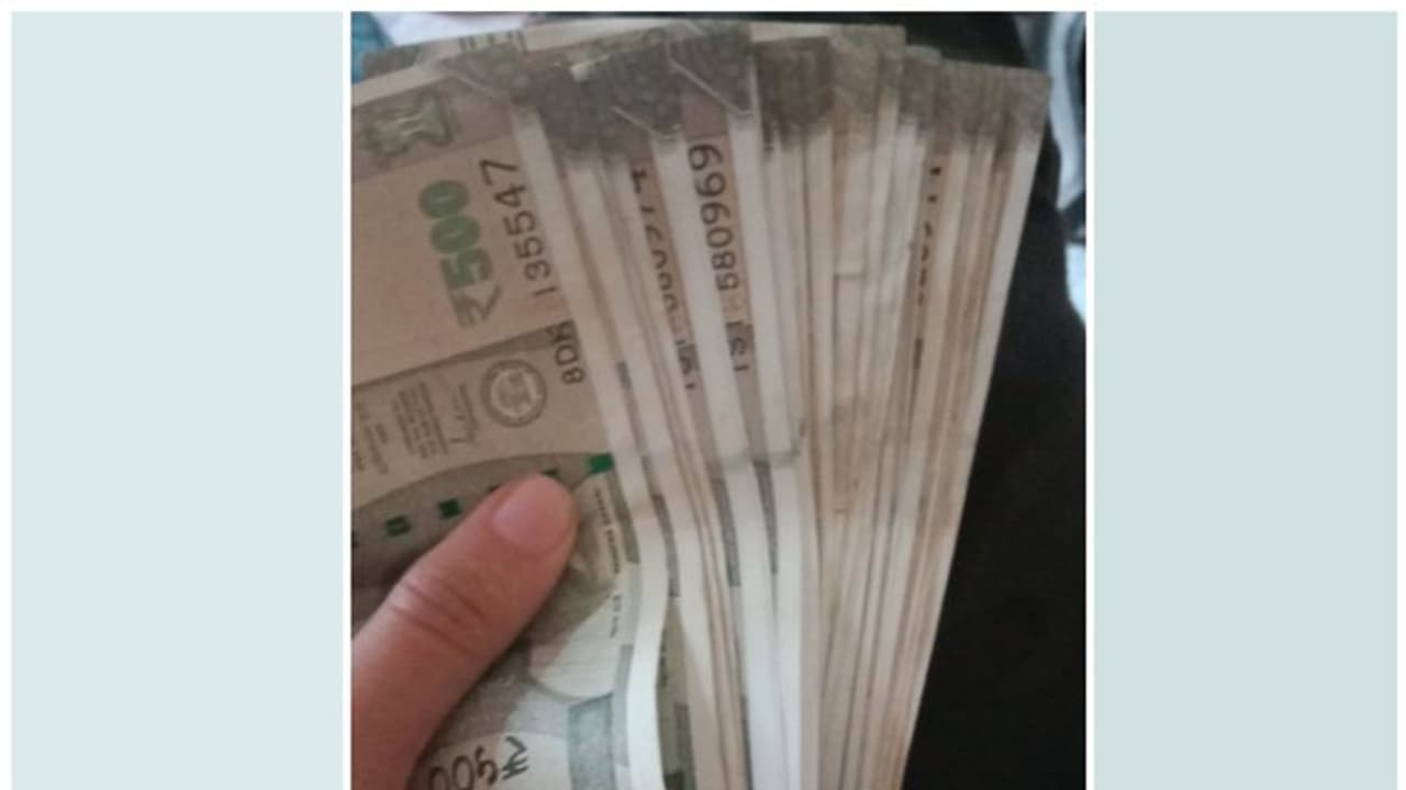 പേഴ്സ് തുറന്നപ്പോൾ നിറയെ പണം! യുവാവിന്‍റെ കണ്ണ് നിറഞ്ഞുപോയി, ഹൃദയം തൊട്ട് ഒരു പ്രണയ കഥ