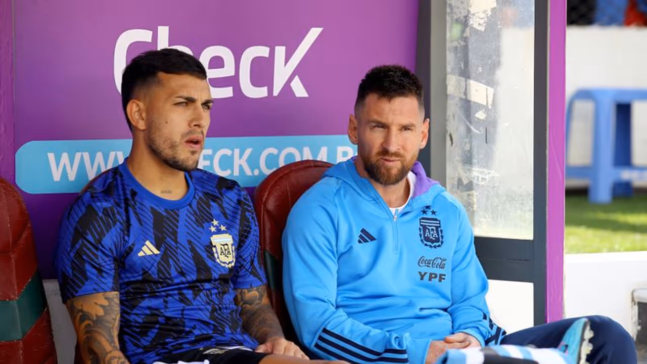 മെസിയെ സഹപരിശീലകനാക്കി അര്ജന്റീന; ബൊളിവീയക്കെതിരായ മത്സരം ഡഗ് ഔട്ടിലിരുന്ന് കണ്ടത് ഇങ്ങനെ മെസിയെ സഹപരിശീലകനാക്കി അര്ജന്റീന; ബൊളിവീയക്കെതിരായ മത്സരം ഡഗ് ഔട്ടിലിരുന്ന് കണ്ടത് ഇങ്ങനെ