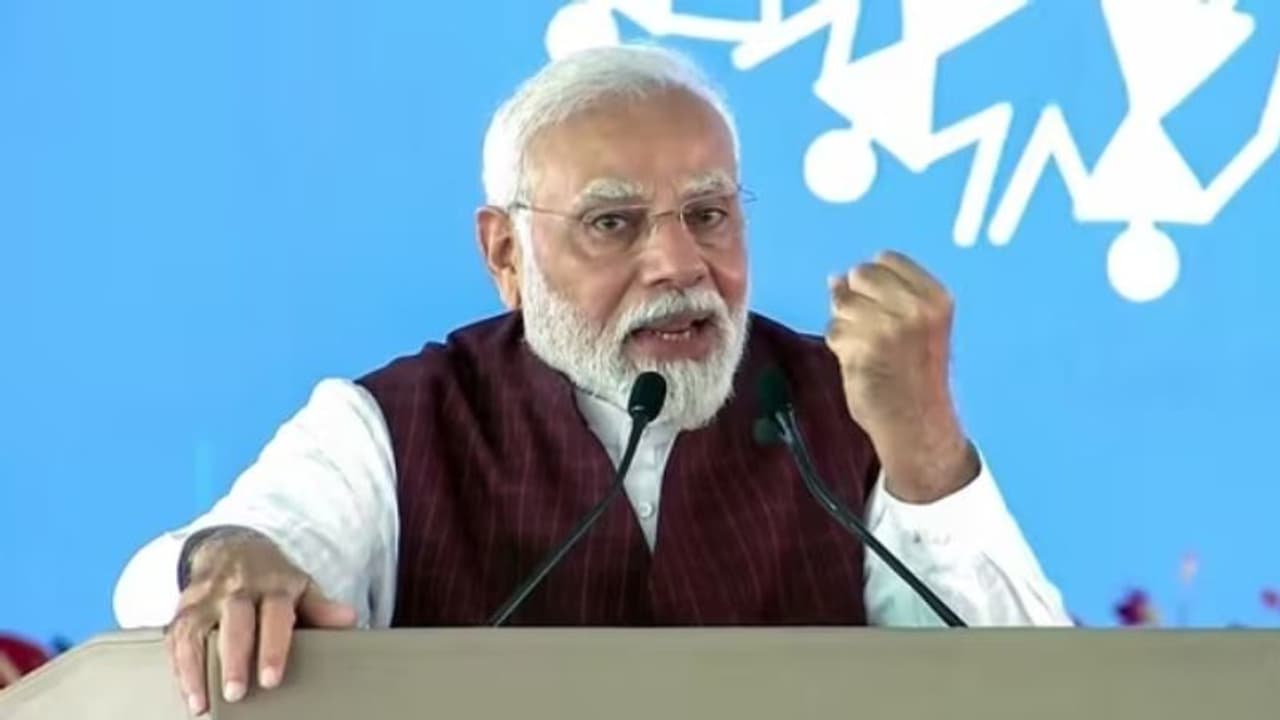 பல நாட்டு தலைவர்களை உள்ளடக்கிய சர்வே.. தொடர்நது முதலிடத்தில் இந்திய பிரதமர் மோடி முழு விவரம் இதோ!