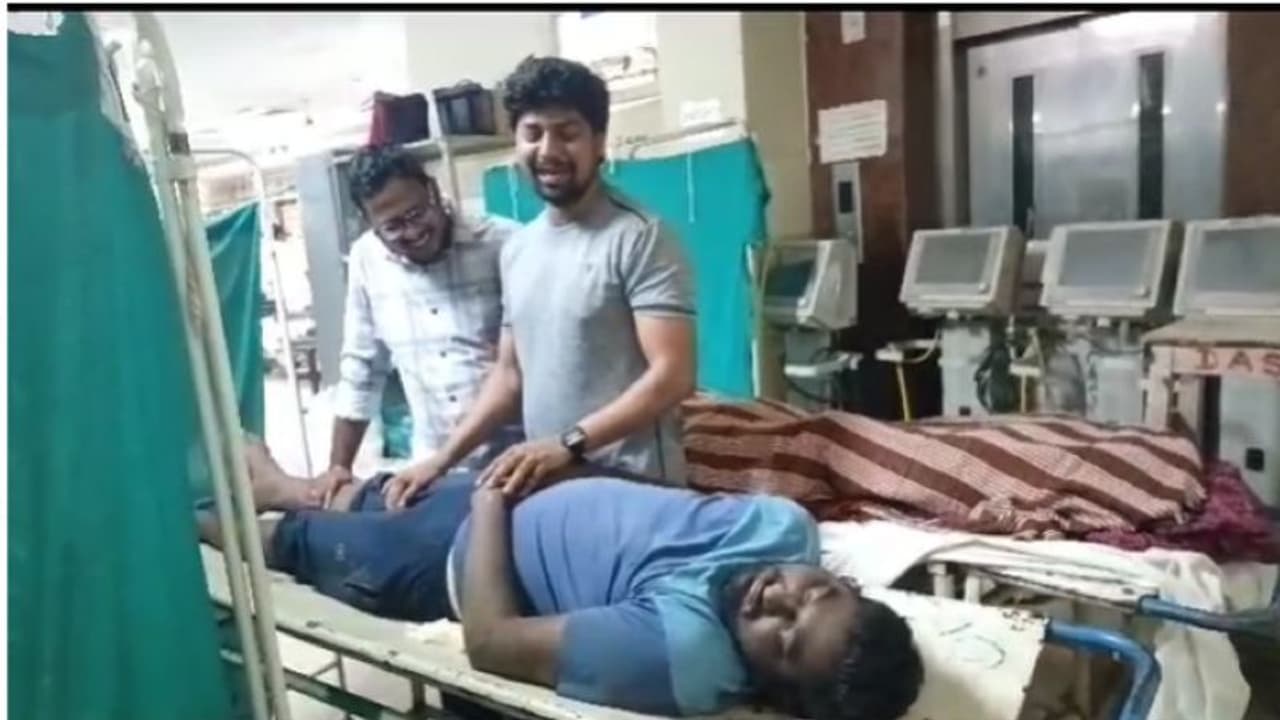 ఎస్సై నియామక ప్రక్రియలో అపశృతి... ప్రాణంతీసిన పరుగుపందెం (వీడియో) ఎస్సై నియామక ప్రక్రియలో అపశృతి... ప్రాణంతీసిన పరుగుపందెం (వీడియో)